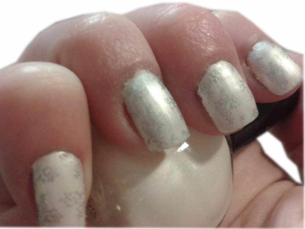 ongles d'ange manucure blanche et stamping argent