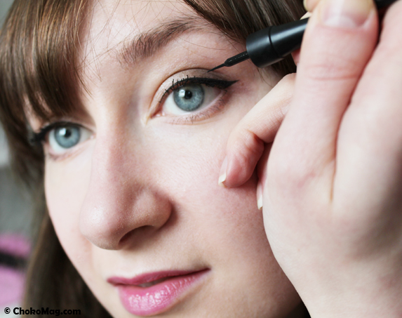 pose facile de l'eyeliner bio Miss W, formule identique à l'eyeliner couleur caramel