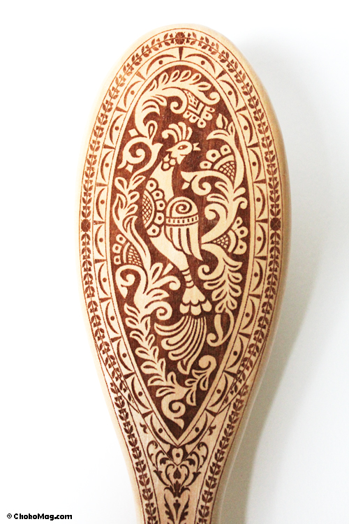 détail brosse en bois gravé paon des fêtes johaniques de reims