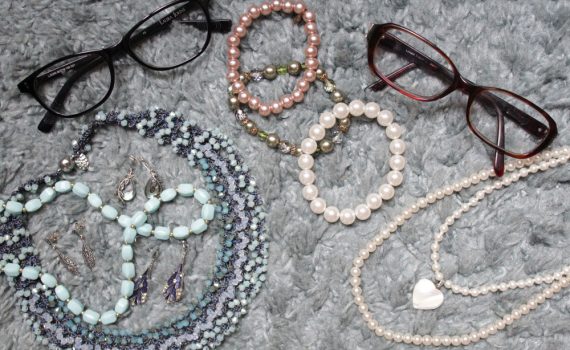 accessoires lunettes et bijoux rétro chic vintage