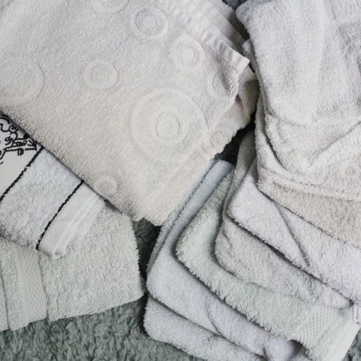 APRES: des serviettes de toilettes et des gants de toilette bleu ciel