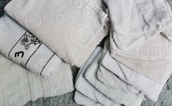 APRES: des serviettes de toilettes et des gants de toilette bleu ciel