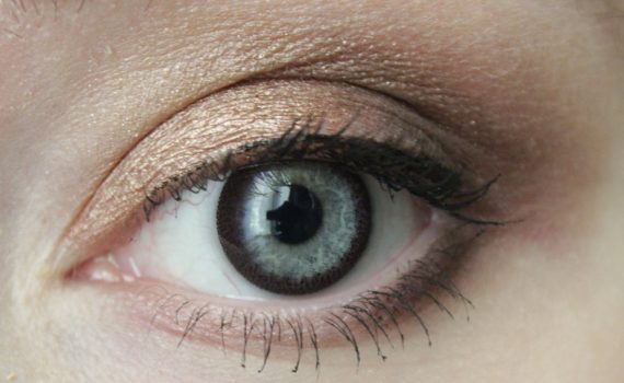 Lentilles Freshlook illuminate jetblack et maquillage avec les pigments Bellapierre