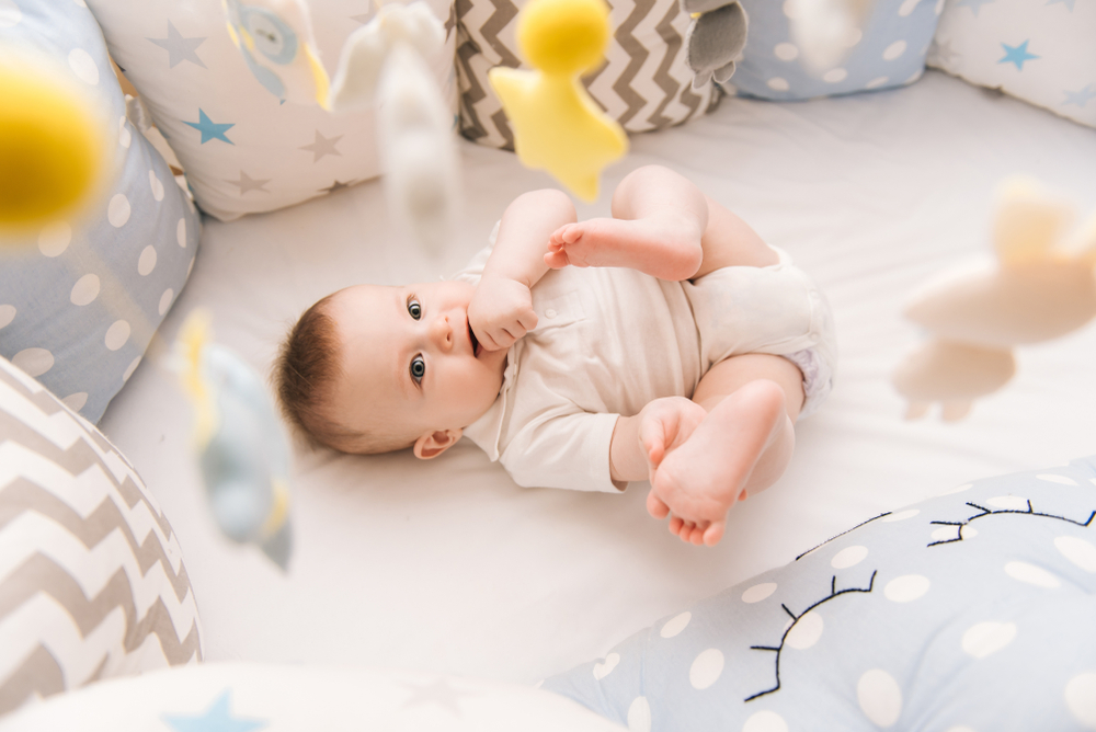 Bébé jouant avec son mobile de Kseniya Maruk/Shutterstock