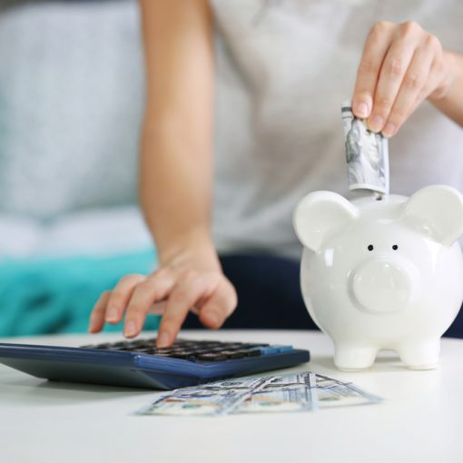 Femme qui fait des économies et épargne dans sa tirelire - par Africa Studio/Shutterstock