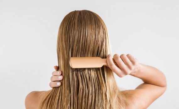 © Shutterstock - Comment utiliser l'huile d'argan sur ses cheveux?