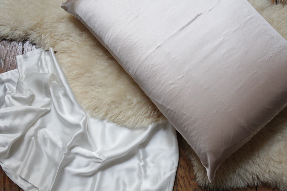 Dormir sur une taie d'oreiller en soie pour avoir une plus belle
